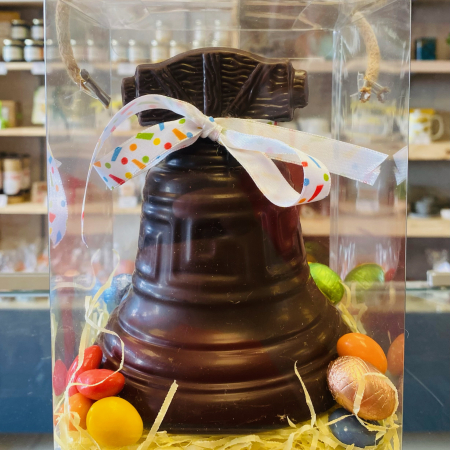 Lapin en chocolat géant pour Pâques à Quimper - Le Comptoir De